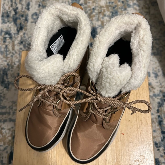 Waterproof Sorel boots. Size 6. - Picture 1 of 3